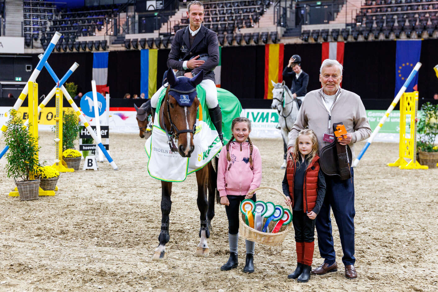 Sebastian Elias mit seinem Pferd und zwei Kindern bei der Siegerehrung.