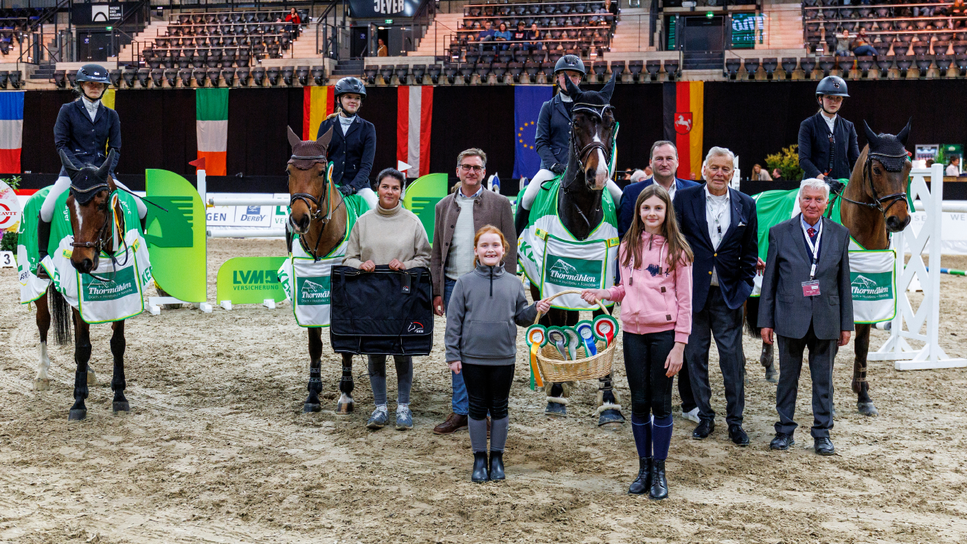 Das Team Osnabrück I holt den Sieg im Mannschaftsspringen im Indoor Team Cup beim AGRAVIS-Cup.