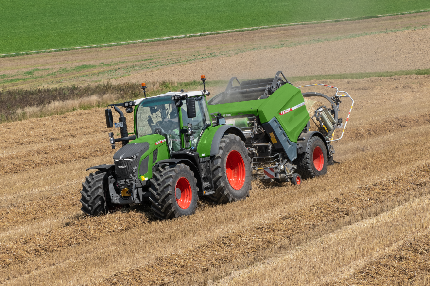 Fendt Rotana 160 V Combi Rundballenpresse mit Fendt Schlepper im Stroh