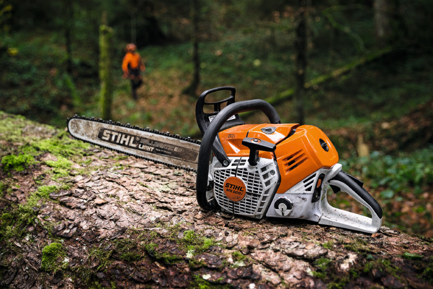 STIHL Benzinmotorsäge MS 500i auf Baumstamm im Wald