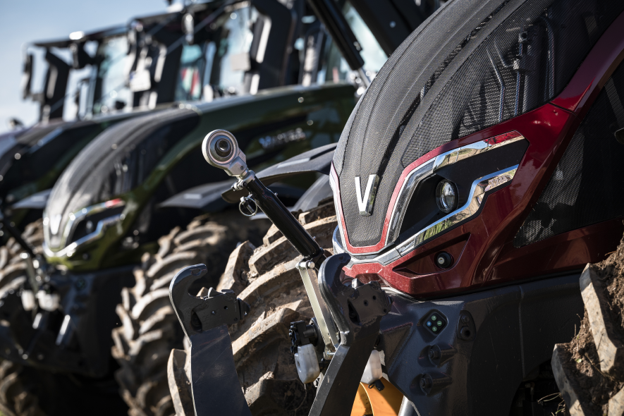 Valtra Schlepper stehen in Reihe