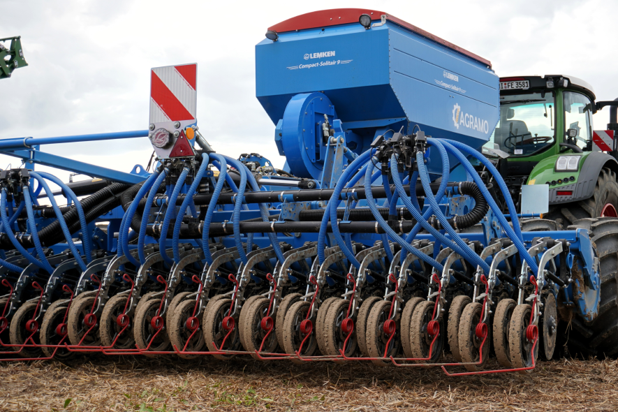 Lemken Sämaschine mit Fendt Schlepper Heckansicht