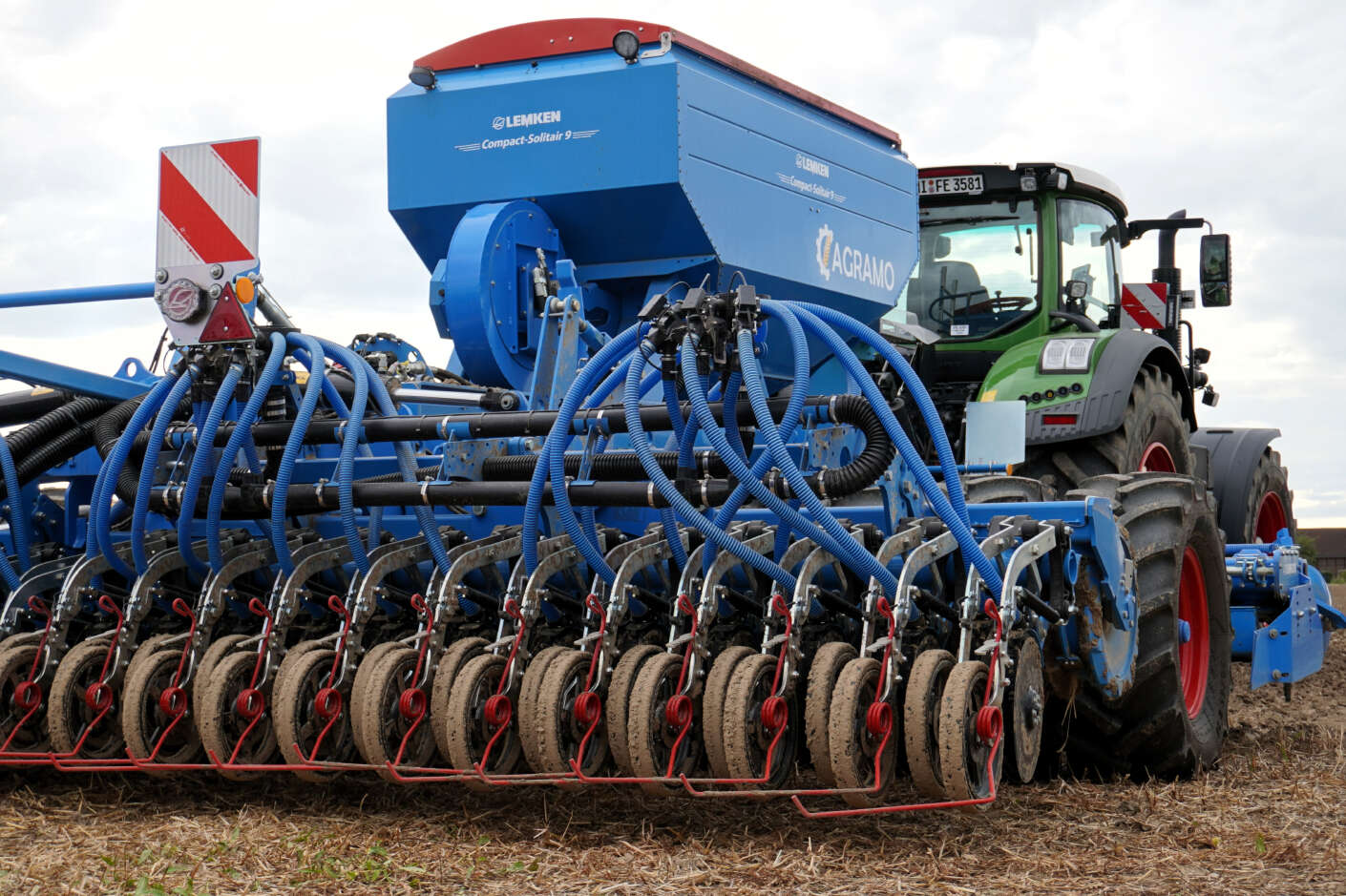 Lemken Sämaschine mit Fendt Schlepper Heckansicht