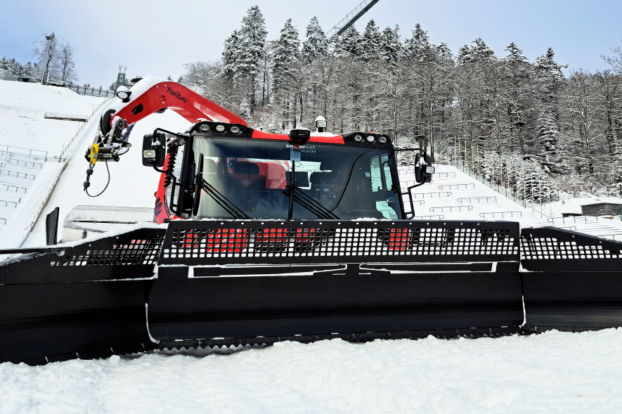 Pistenraupe im Schnee