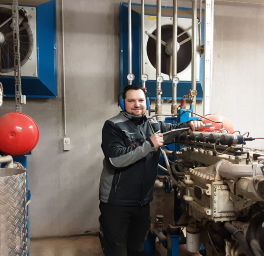 Sebastian Weiß im Anlagenraum seiner Biogasanlage.