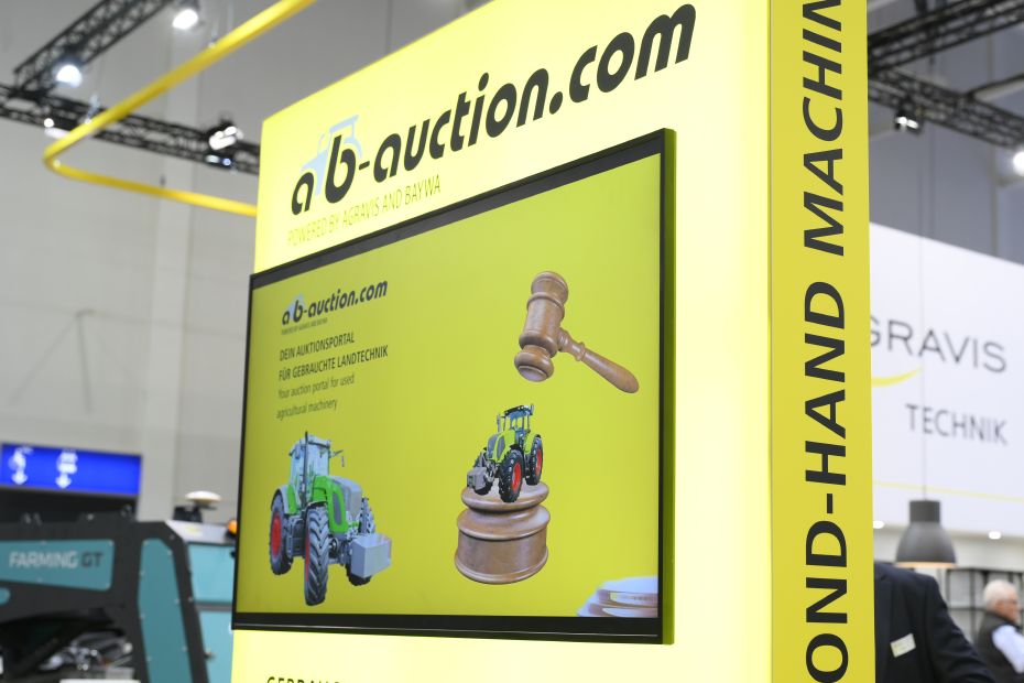 ab-auction-Schild auf Messestand