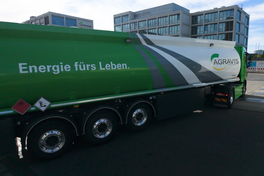 Ein Lkw biegt auf die Tankstelle ab.