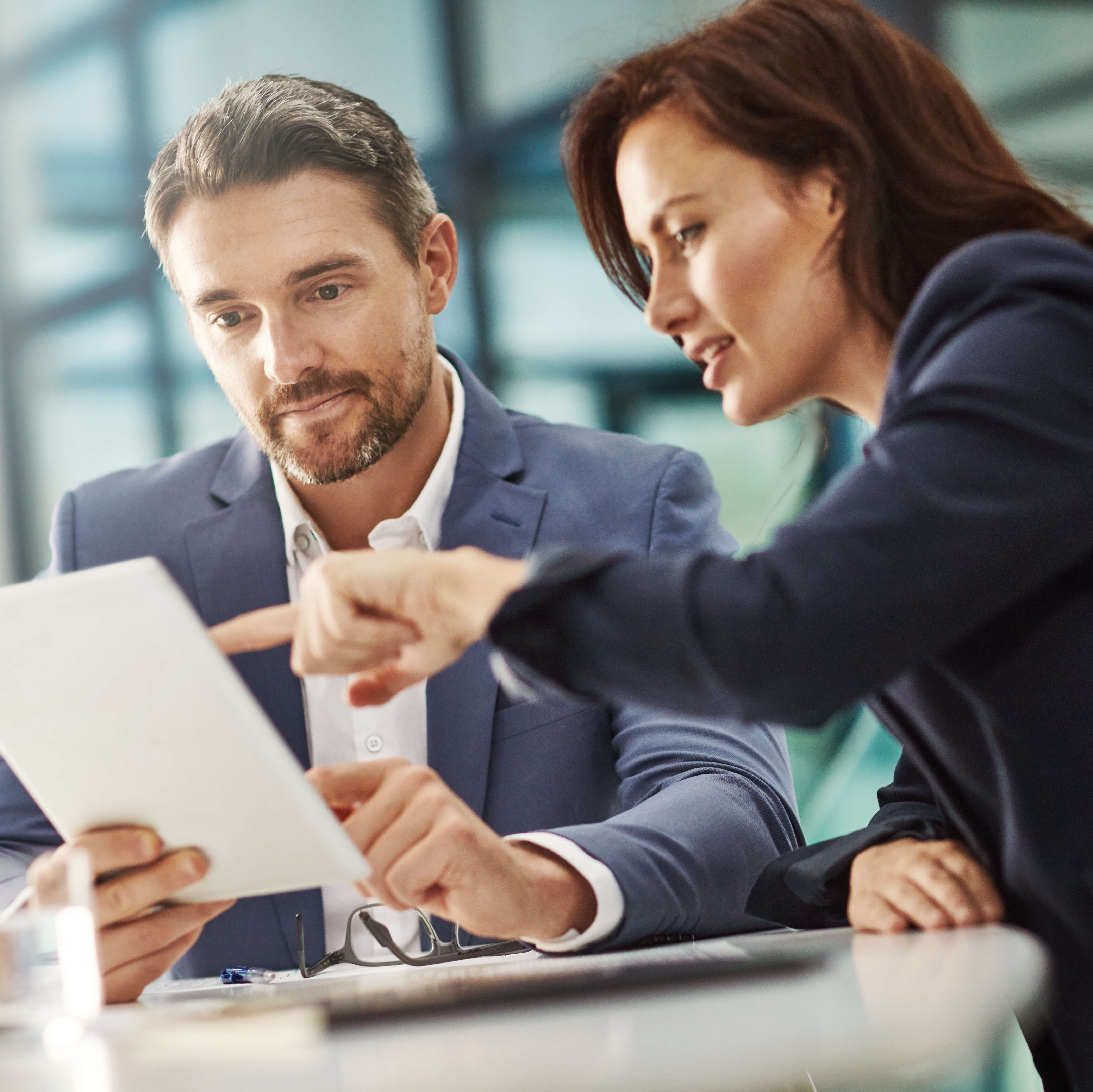 Zusammenarbeit, Teamwork, Technologie und Brainstorming im Unternehmen.