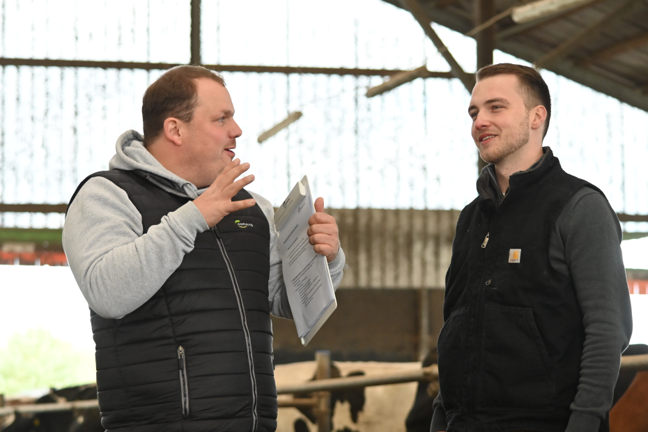 Elias Schulze Lefert und Dennis Schulze bei der Podcastaufnahme im Stall