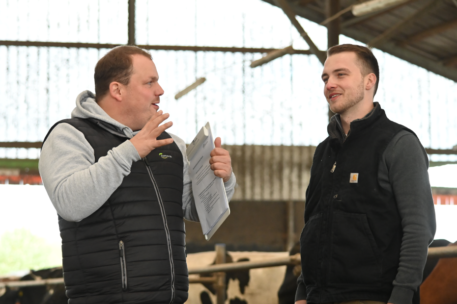 Elias Schulze Lefert und Dennis Schulze bei der Podcastaufnahme im Stall