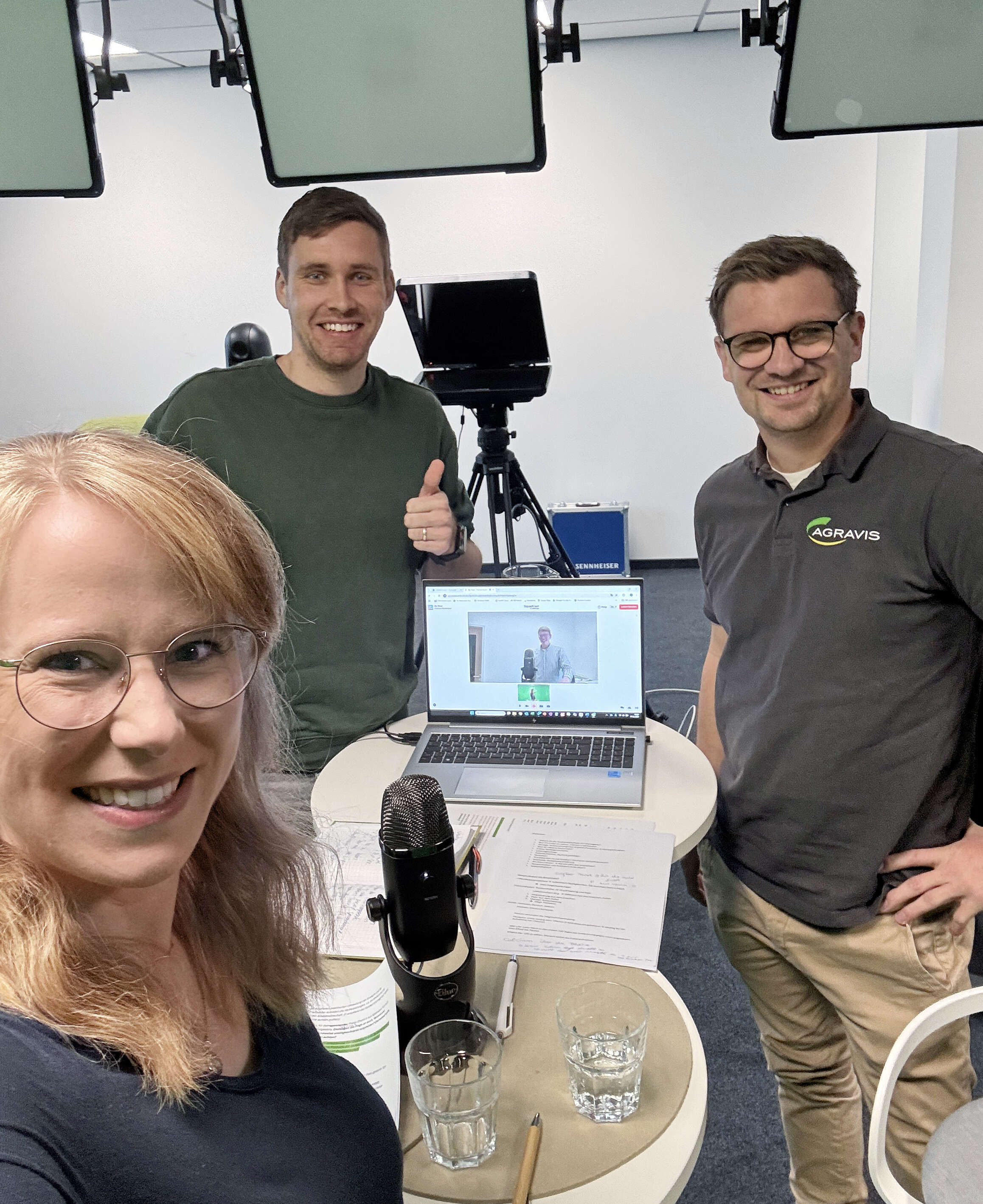 Janna Riering, Yannick Stegemann und Matthias Oskamp im Podcast-Studio