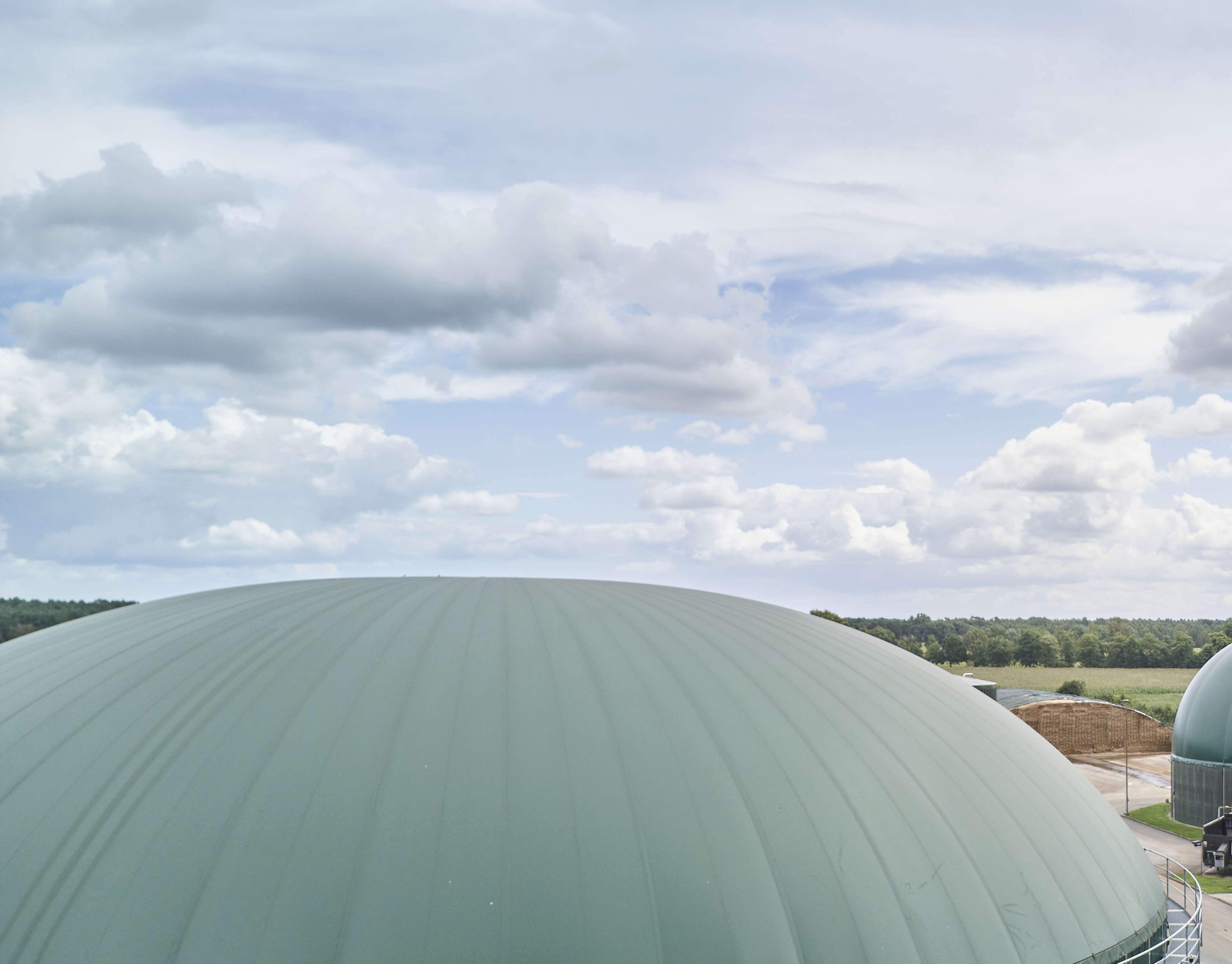 Eine Biogasanlage mit drei Fermentern aus Vogelperspektive