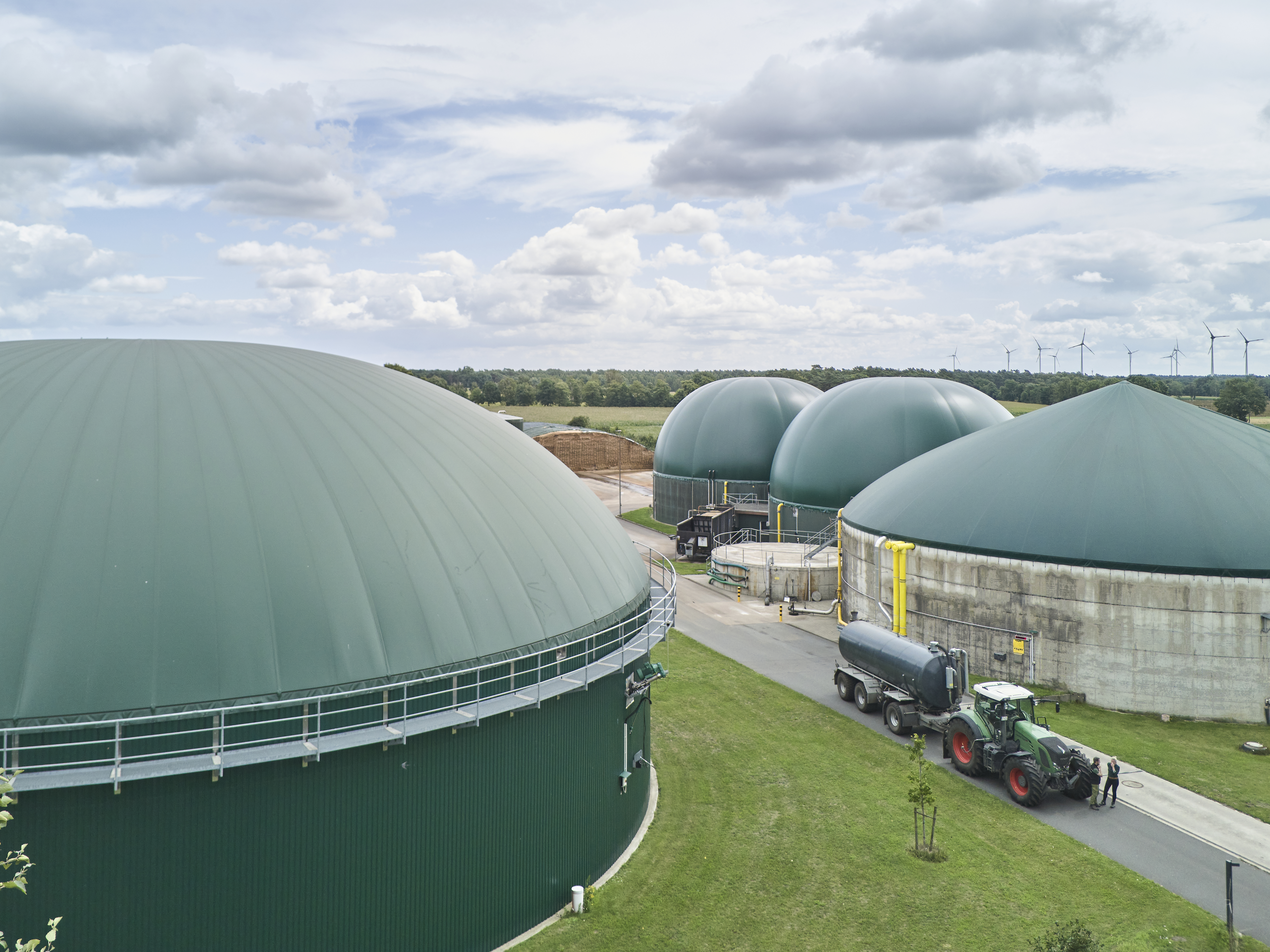 Eine Biogasanlage mit drei Fermentern aus Vogelperspektive