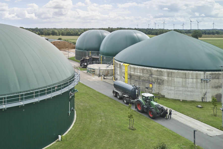 Eine Biogasanlage mit drei Fermentern aus Vogelperspektive