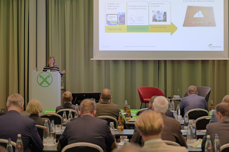 Katharina Rudack hält beim DRV-Fachforum Tierische Veredelung einen Vortrag