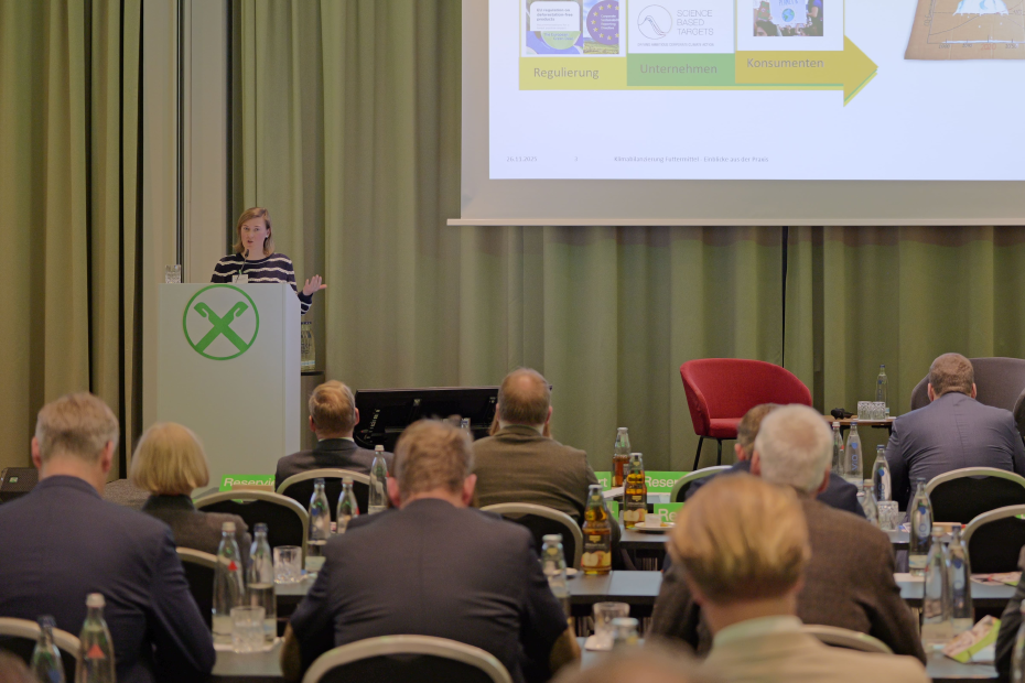 Katharina Rudack hält beim DRV-Fachforum Tierische Veredelung einen Vortrag