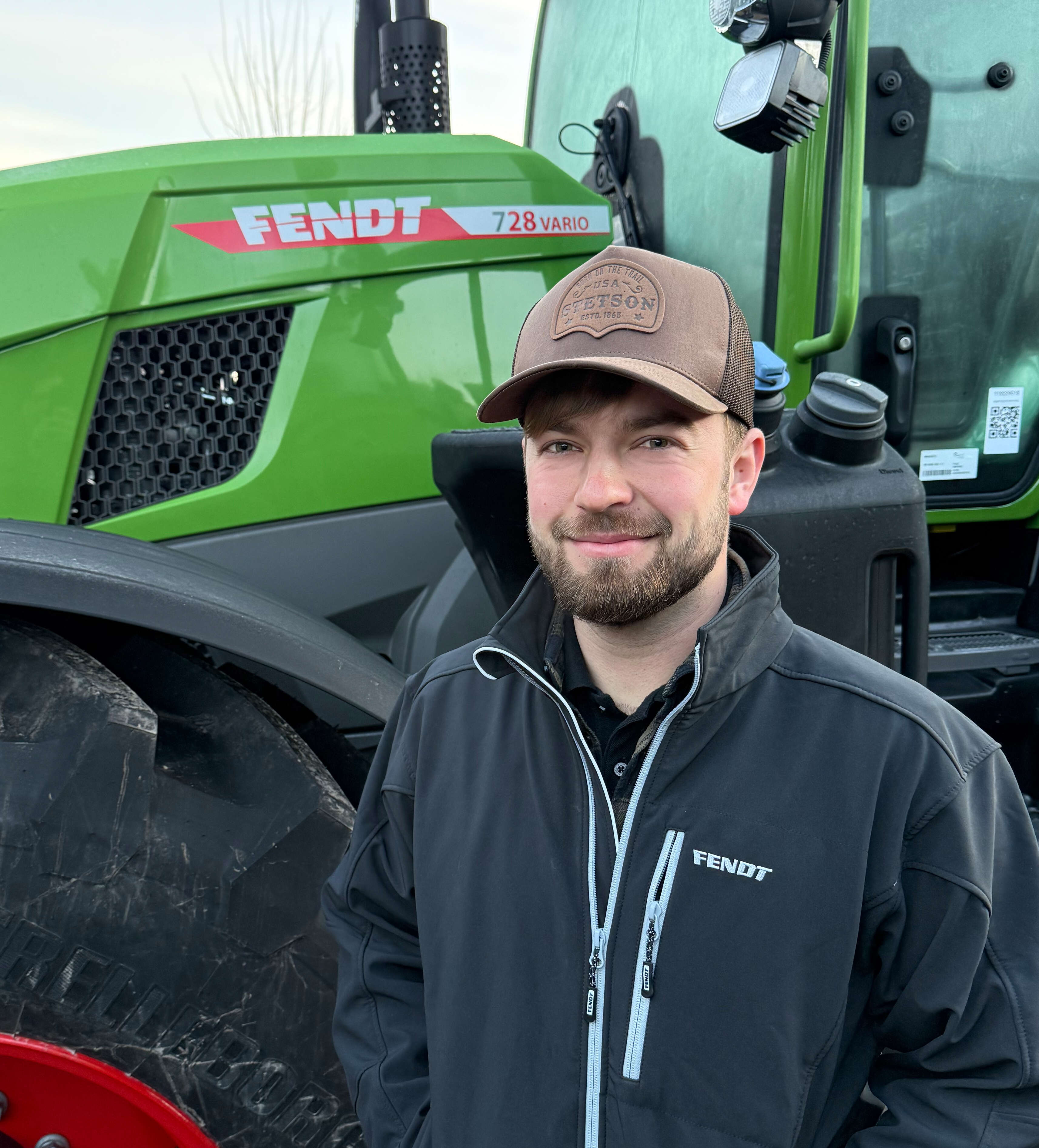 Georg Greve posiert vor einem Fendt-Traktor