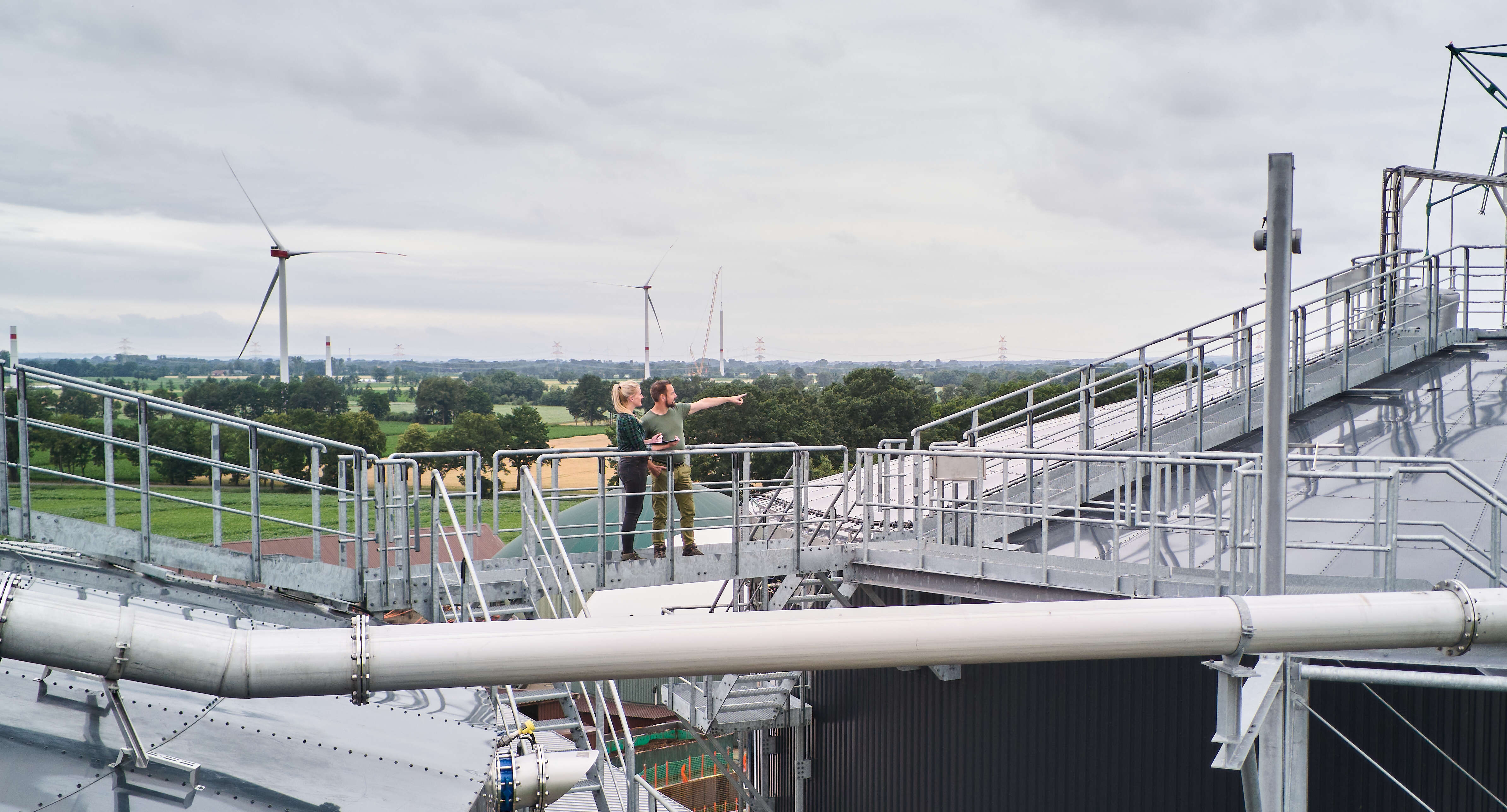 Zwei Personen auf einem Fermenter