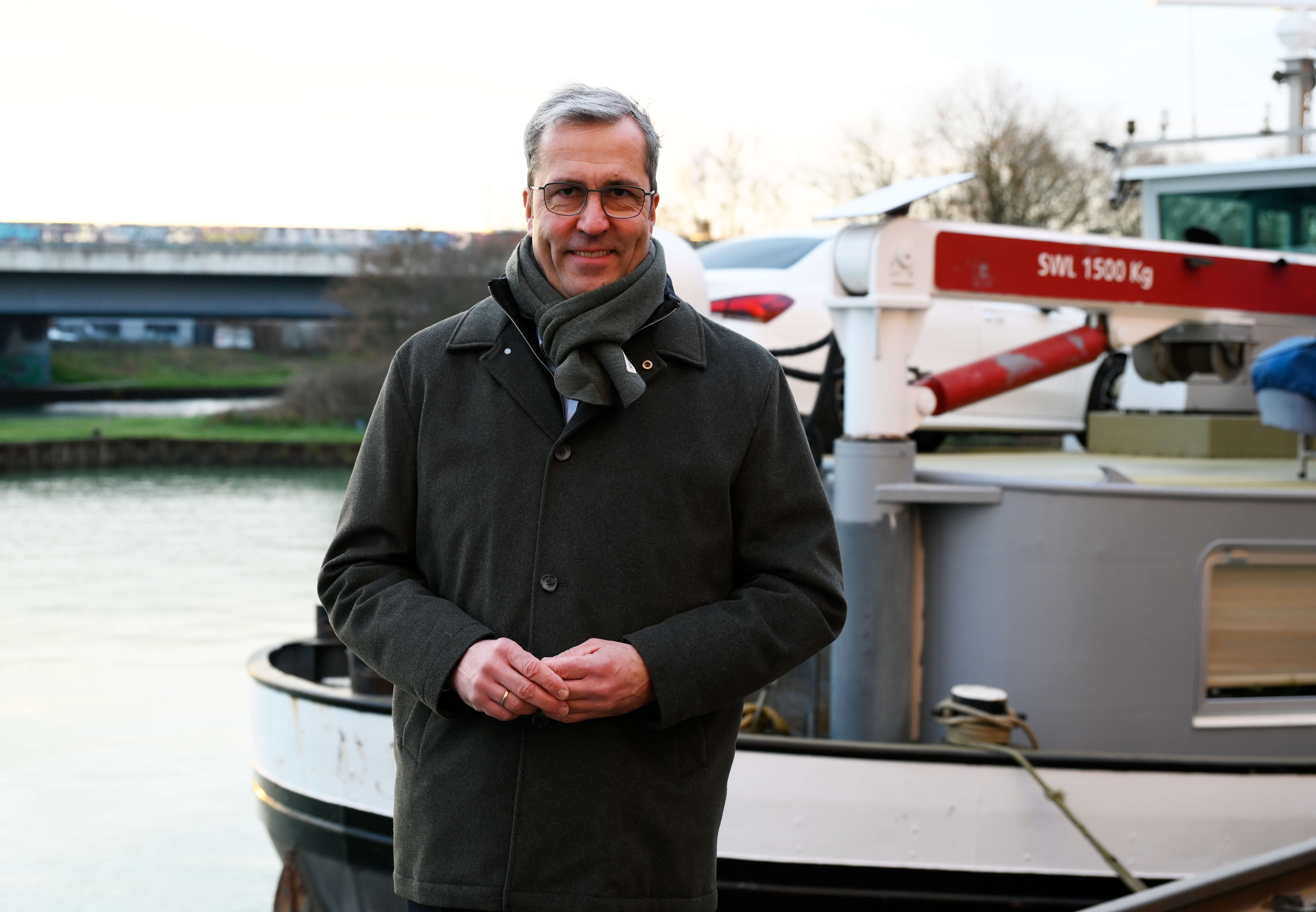 Dr. Dirk Köckler am Schiffsanleger des genossenschaftlichen Mischfutterwerks Münster