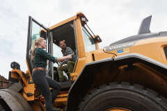 Zwei Personen auf einem Traktor.