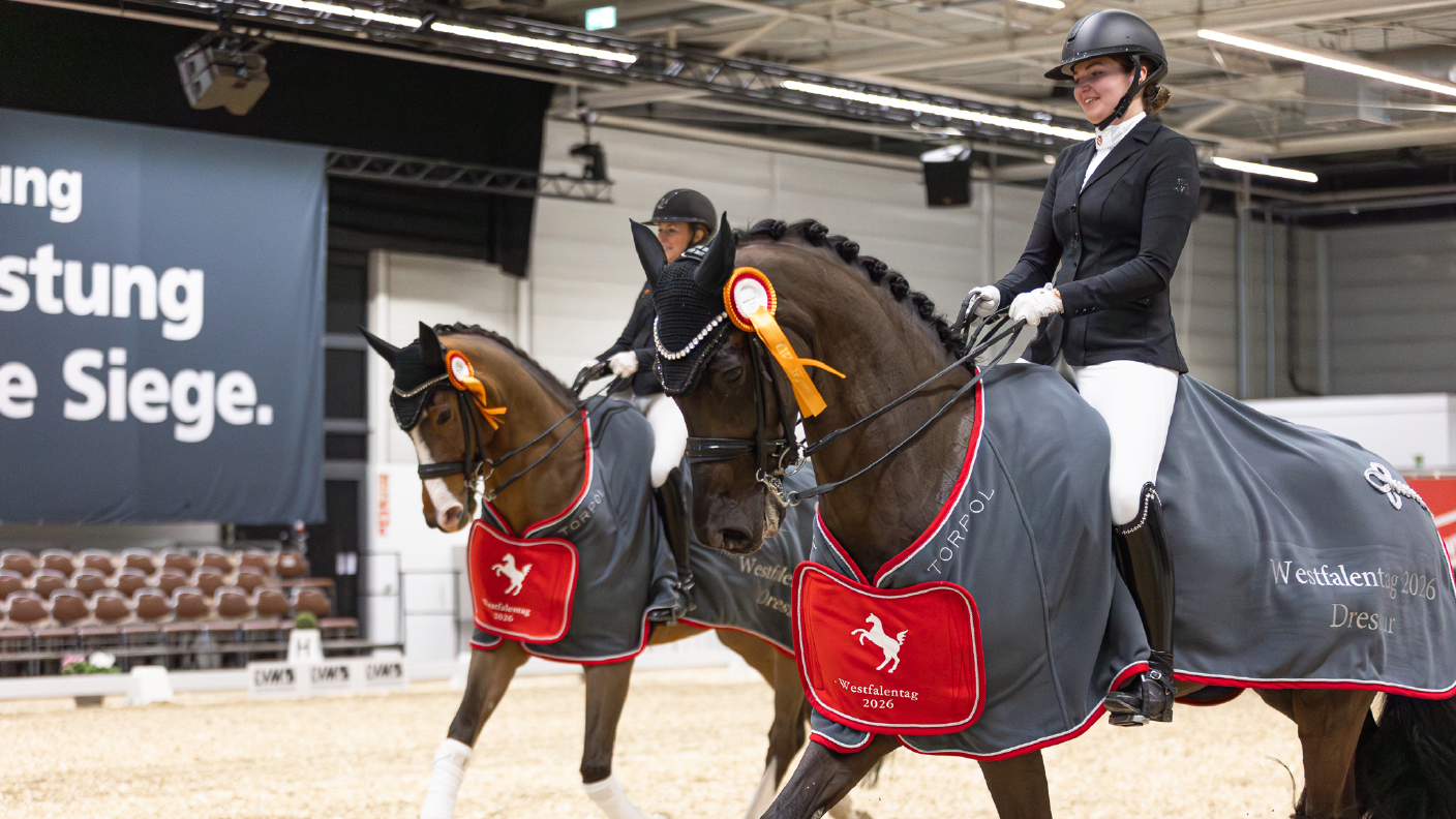 Eine Dressurreiterin mit ihrem Pferd in der Siegerehrung beim AGRAVIS-Cup Münster.