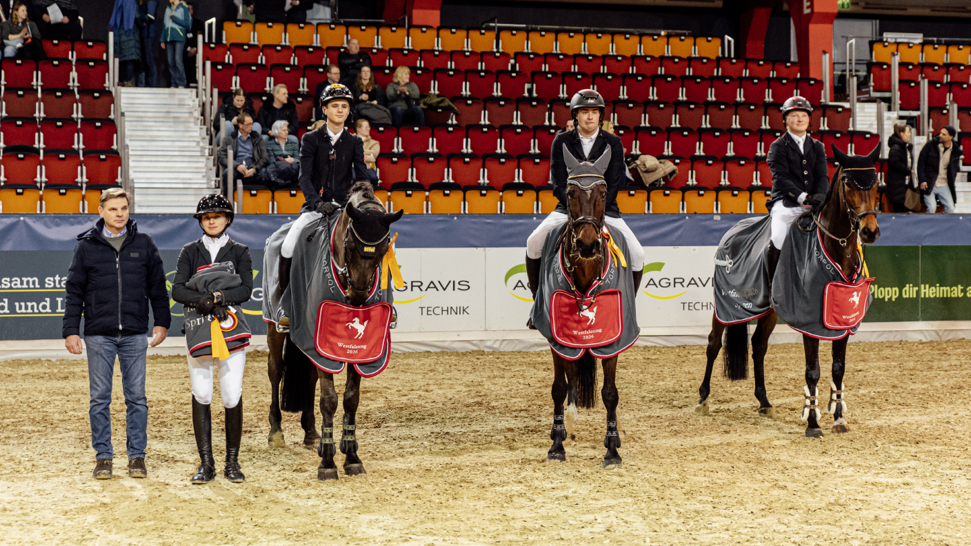 Das Tem Unna-Hamm bei der Siegerehrung des Mannschaftswettbewerbs der Kreisreiterverbände.