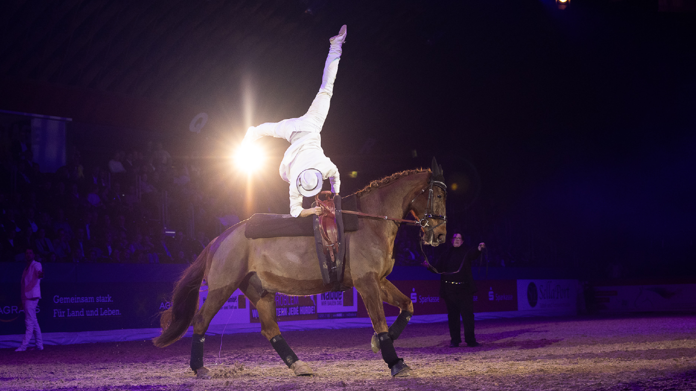 Die Voltigierer beim Galaabend des AGRAVIS-Cups 2026.