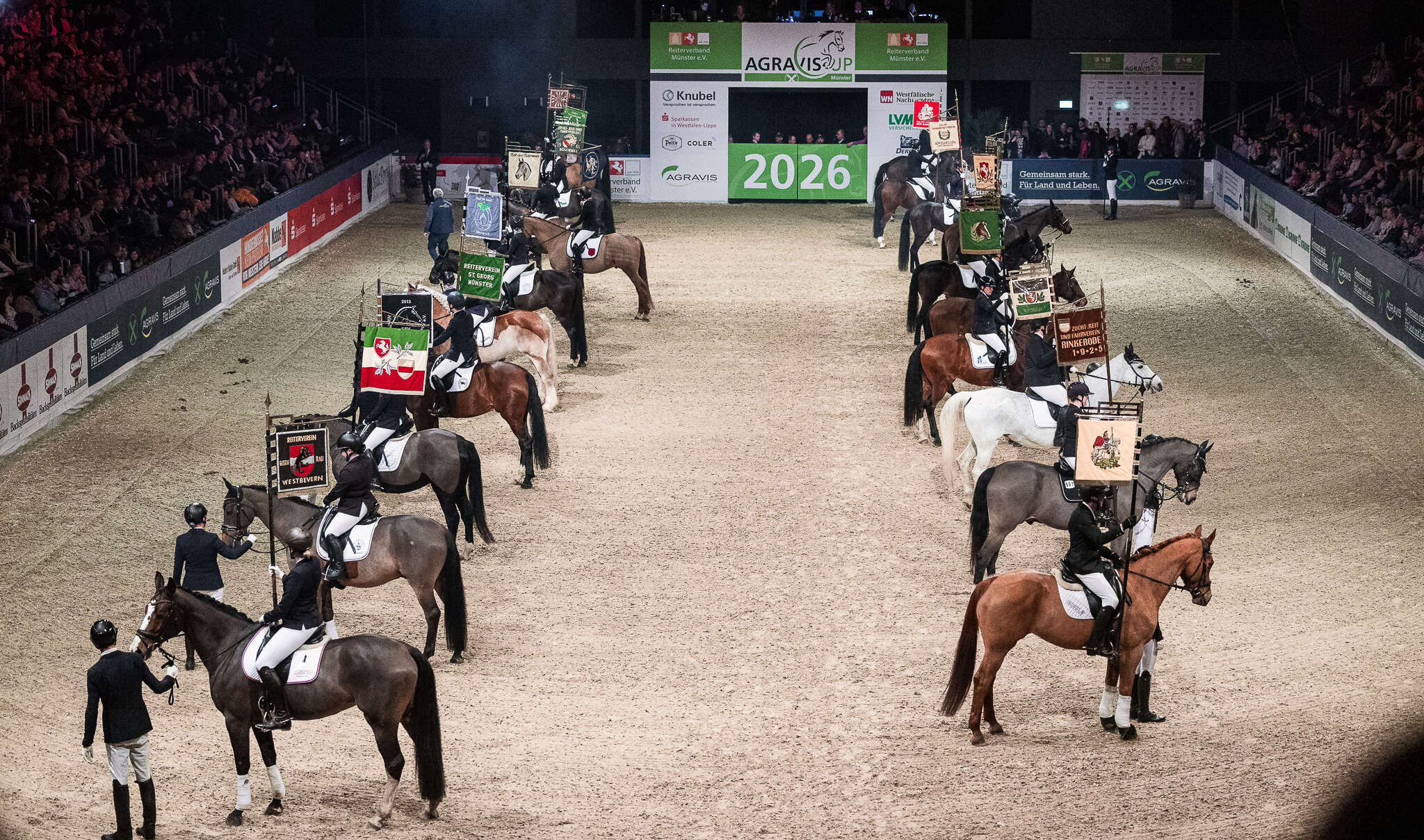 Einritt der Standarten beim Galaabend beim AGRAVIS-Cup 2026 in der Halle Münsterland.