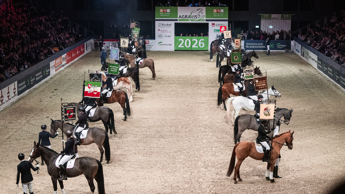 Einritt der Standarten beim Galaabend beim AGRAVIS-Cup 2026 in der Halle Münsterland.