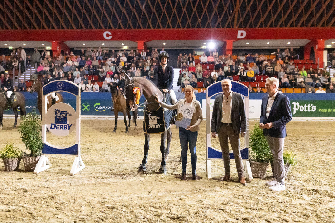Katrin Eckermann bei der Siegerehrung beim AGRAVIS-Cup.