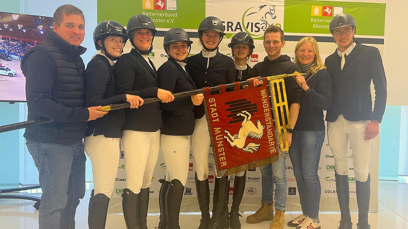 Die Mannschaft des RV Albachten mit der Wanderstandarte der Stadt Münster