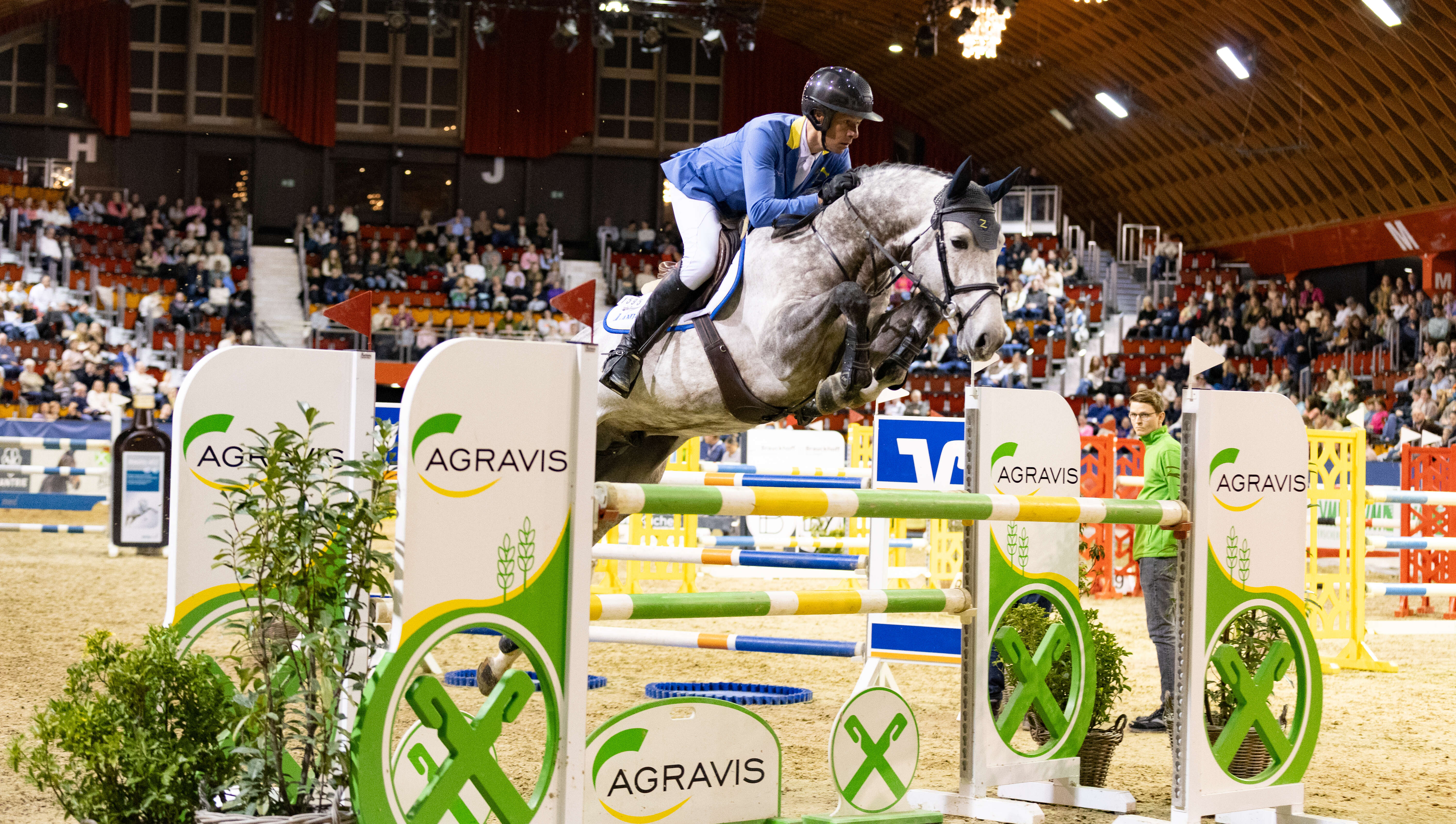 Christian Ahlmann mit seinem Pferd über einem Sprung beim AGRAVIS-Cup in Münster