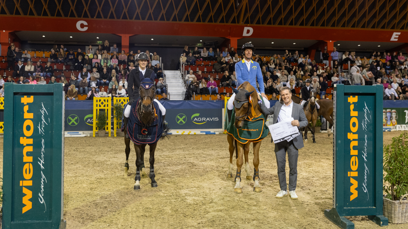 Zwei Reiter-Pferd-Paare bei der Siegerehrung beim AGRAVIS-Cup in Münster
