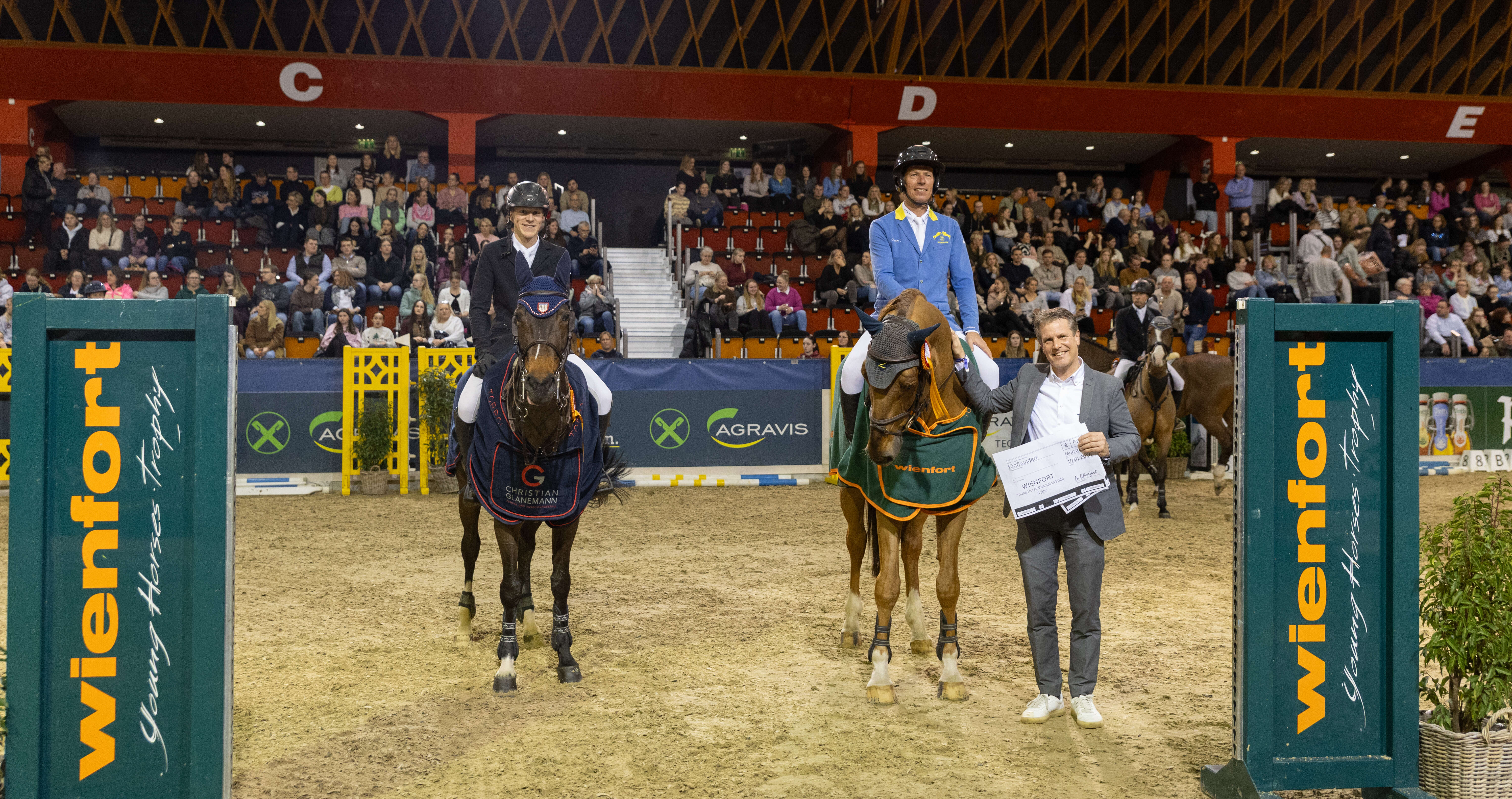 Zwei Reiter-Pferd-Paare bei der Siegerehrung beim AGRAVIS-Cup in Münster