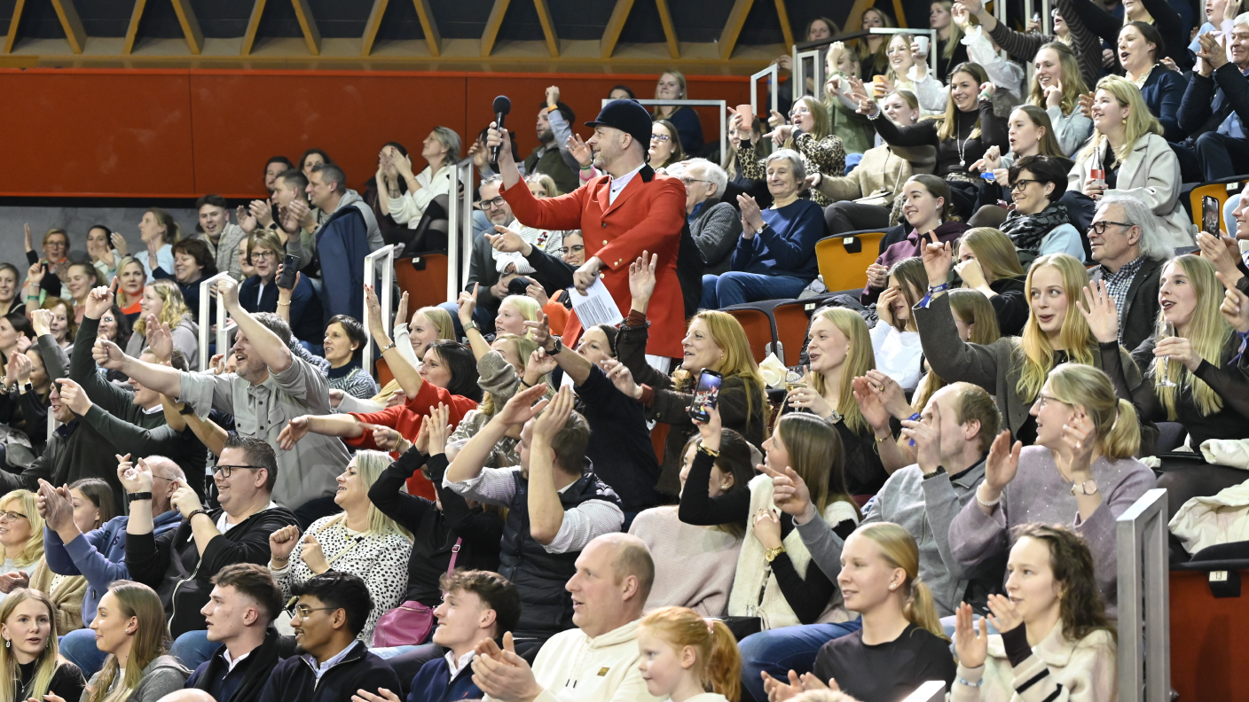 Das Publikum und der Moderator auf der Tribüne beim AGRAVIS-Cup in Münster 2026