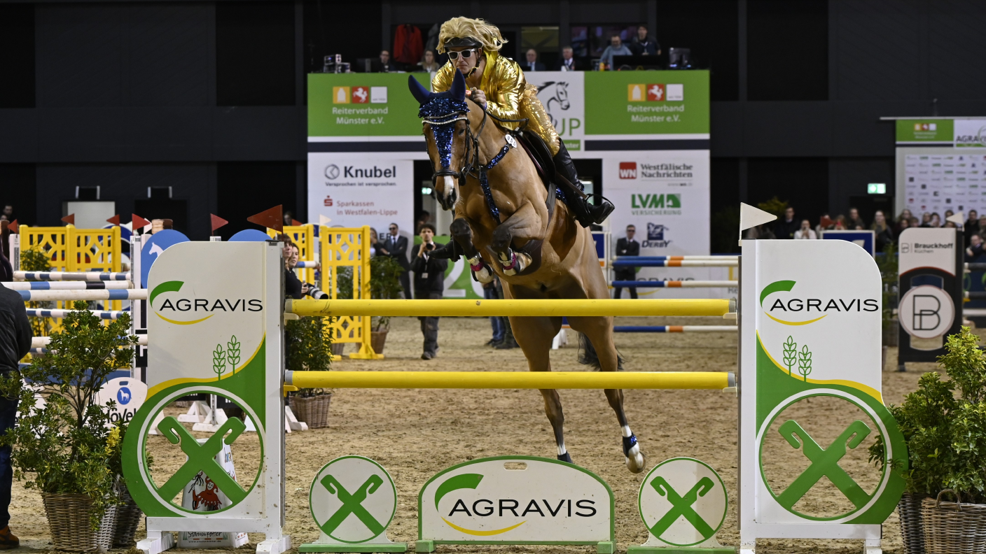 Kostümierter Reiter und sein Pferd über einem Hindernis beim Kostümspringen in Münster 2026