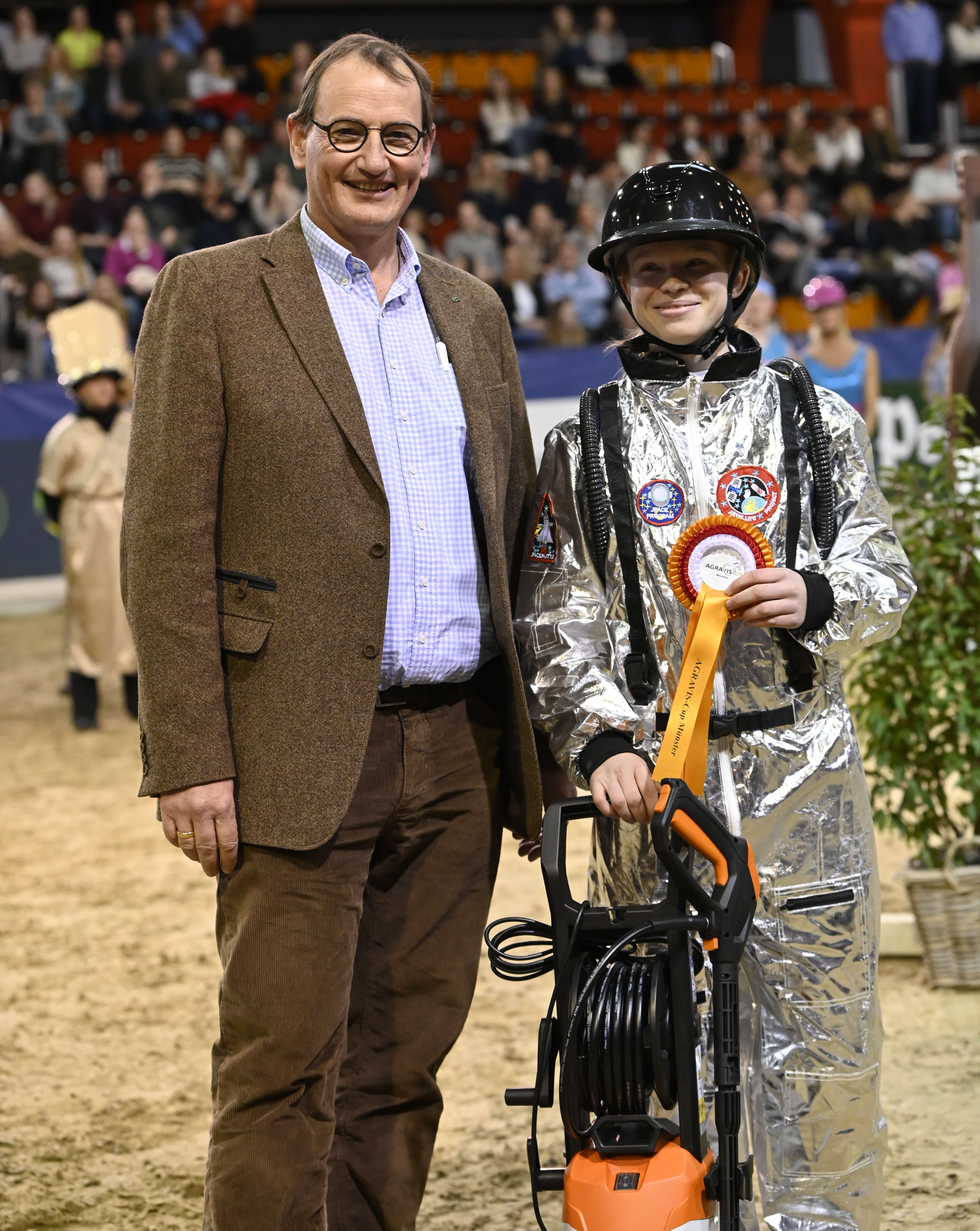 AGRAVIS Vorstandsmitglied Jörg Sudhoff mit der Siegerin des Kostümspringens beim AGRAVIS-Cup 2026