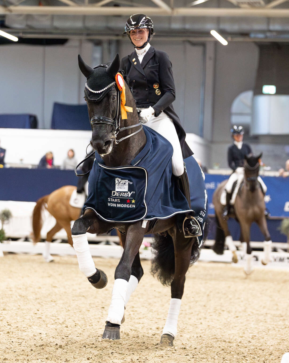 Leonie Richter und Lord Europe in der Siegerehrung.