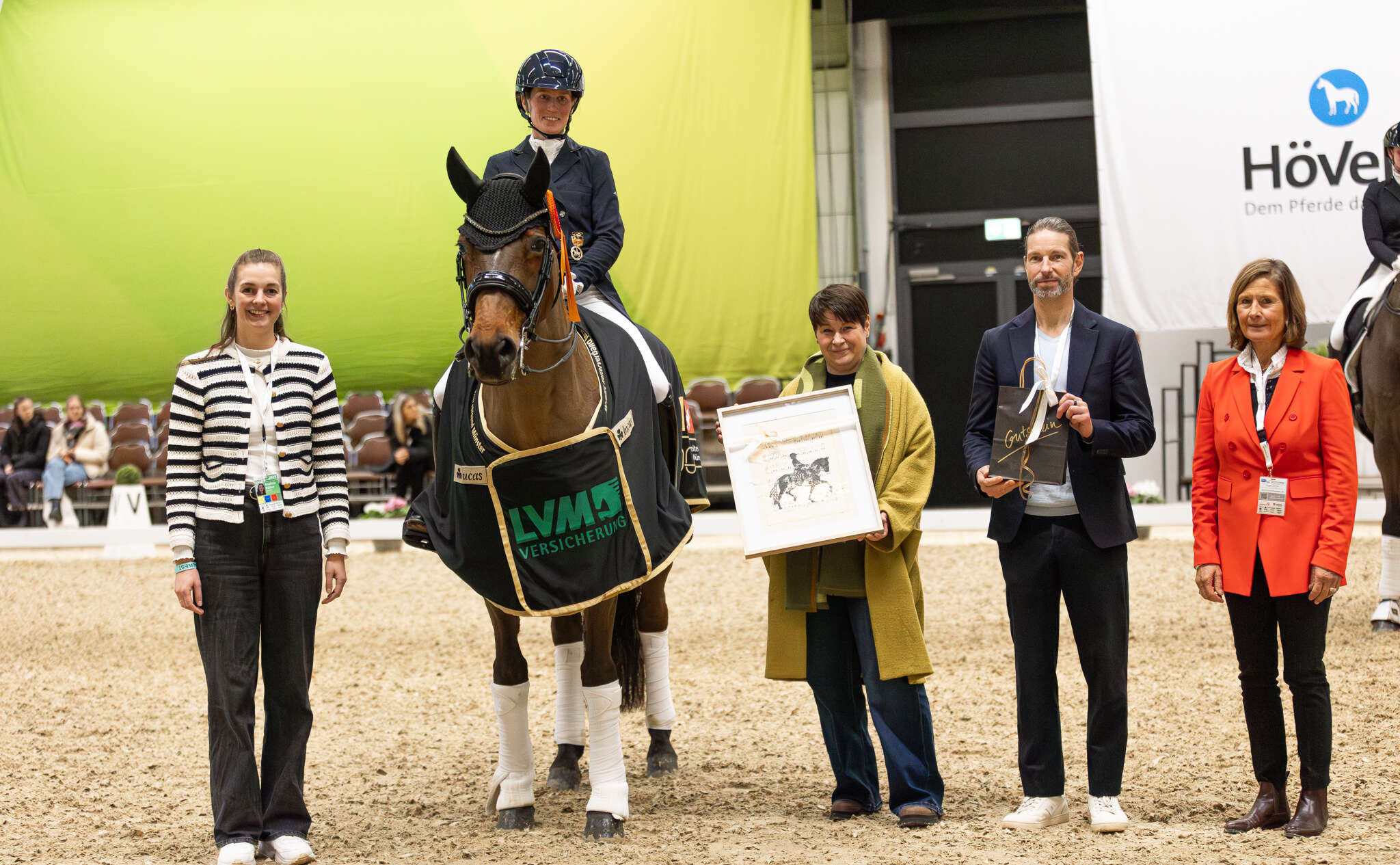 Helen Langehanenberg bei der Siegerehrung im LVM-Dressurchampionat