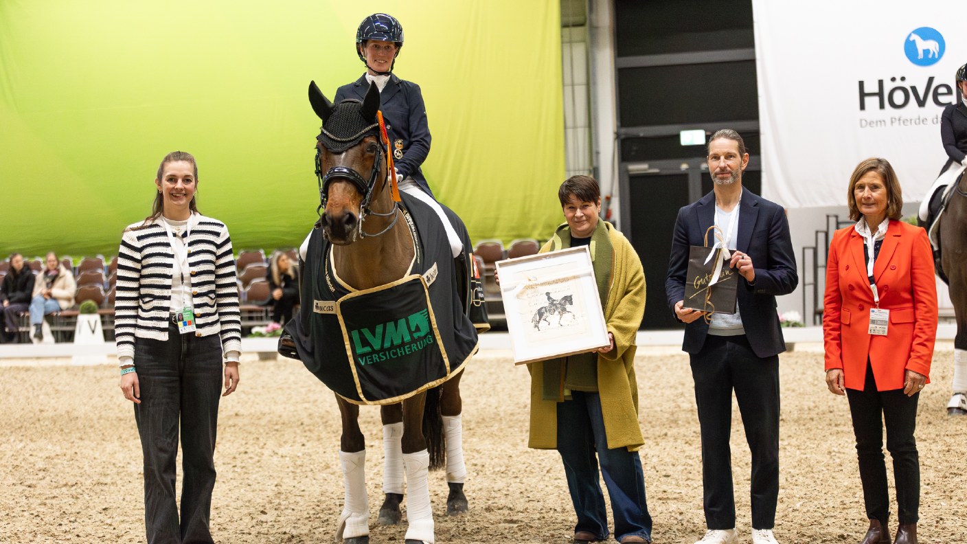 Helen Langehanenberg bei der Siegerehrung im LVM-Dressurchampionat