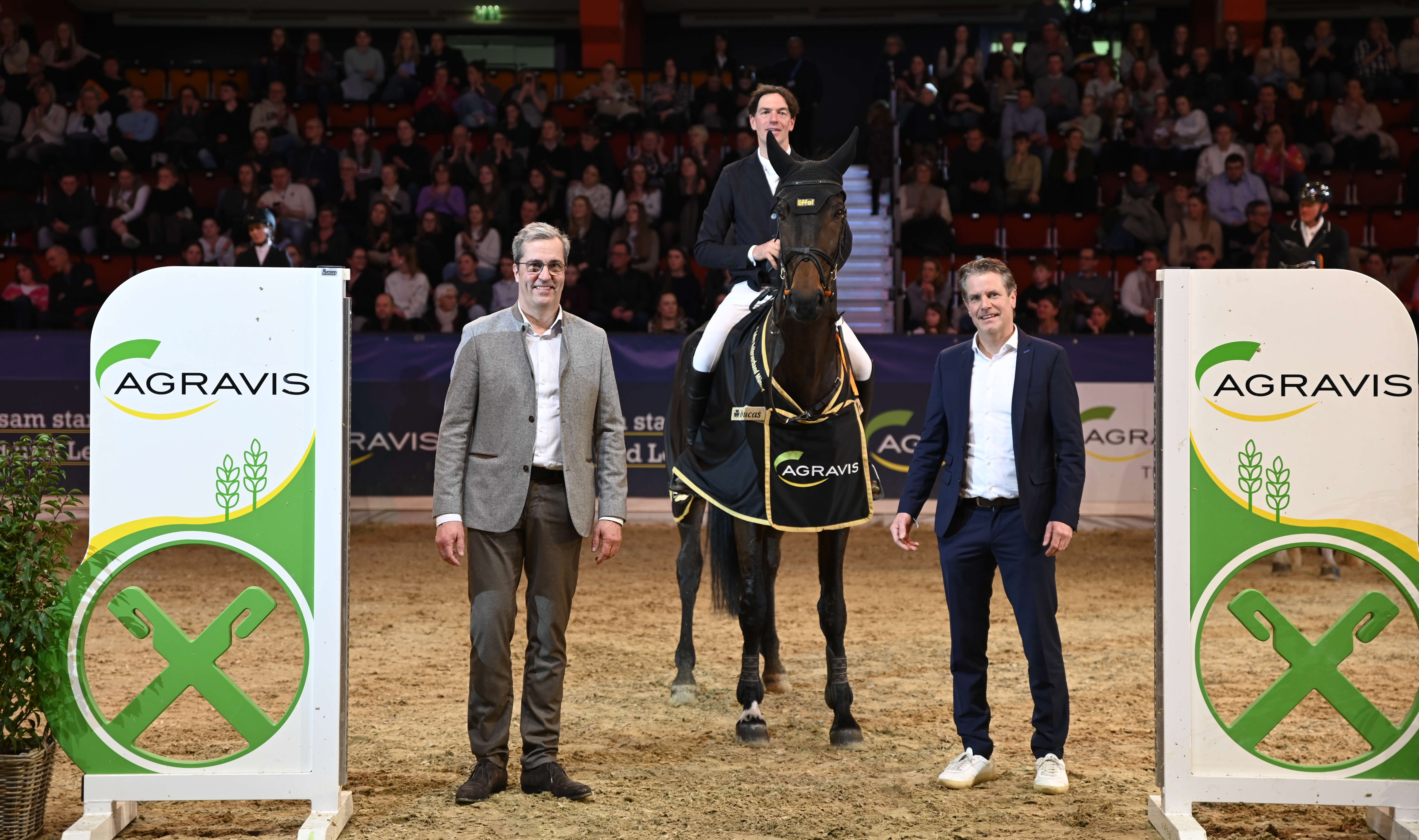 Hans Thorben Rüder mit Dr. Dirk Köckler und Oliver Schulze Brüning bei der Siegerehrung.