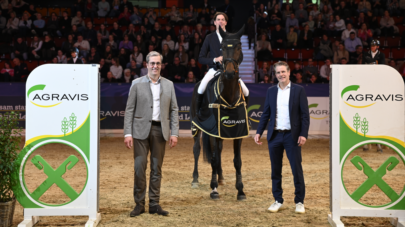 Hans Thorben Rüder mit Dr. Dirk Köckler und Oliver Schulze Brüning bei der Siegerehrung.