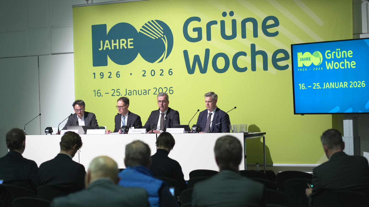 AGRAVIS-CEO Dr. Dirk Köckler (2. v. re.) auf dem Podium zum Auftakt der Grünen Woche 2026