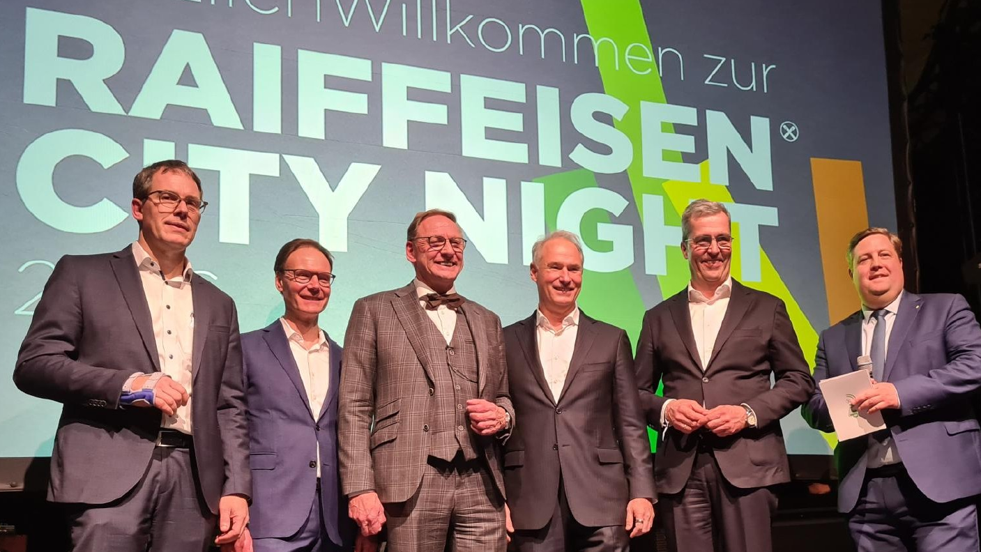 Gruppenfoto mit diversen Vertretern aus Politik bei der Raiffeisen City Night 2026