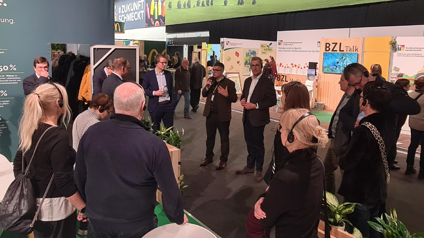 Gruppenfoto mit Gästen und Audioguides auf der Grünen Woche