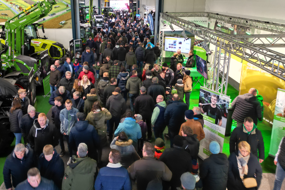 Besucherandrang in Ausstellungshalle mit Traktoren und Landtechnik bei den Landtechnik-Tagen, viele 