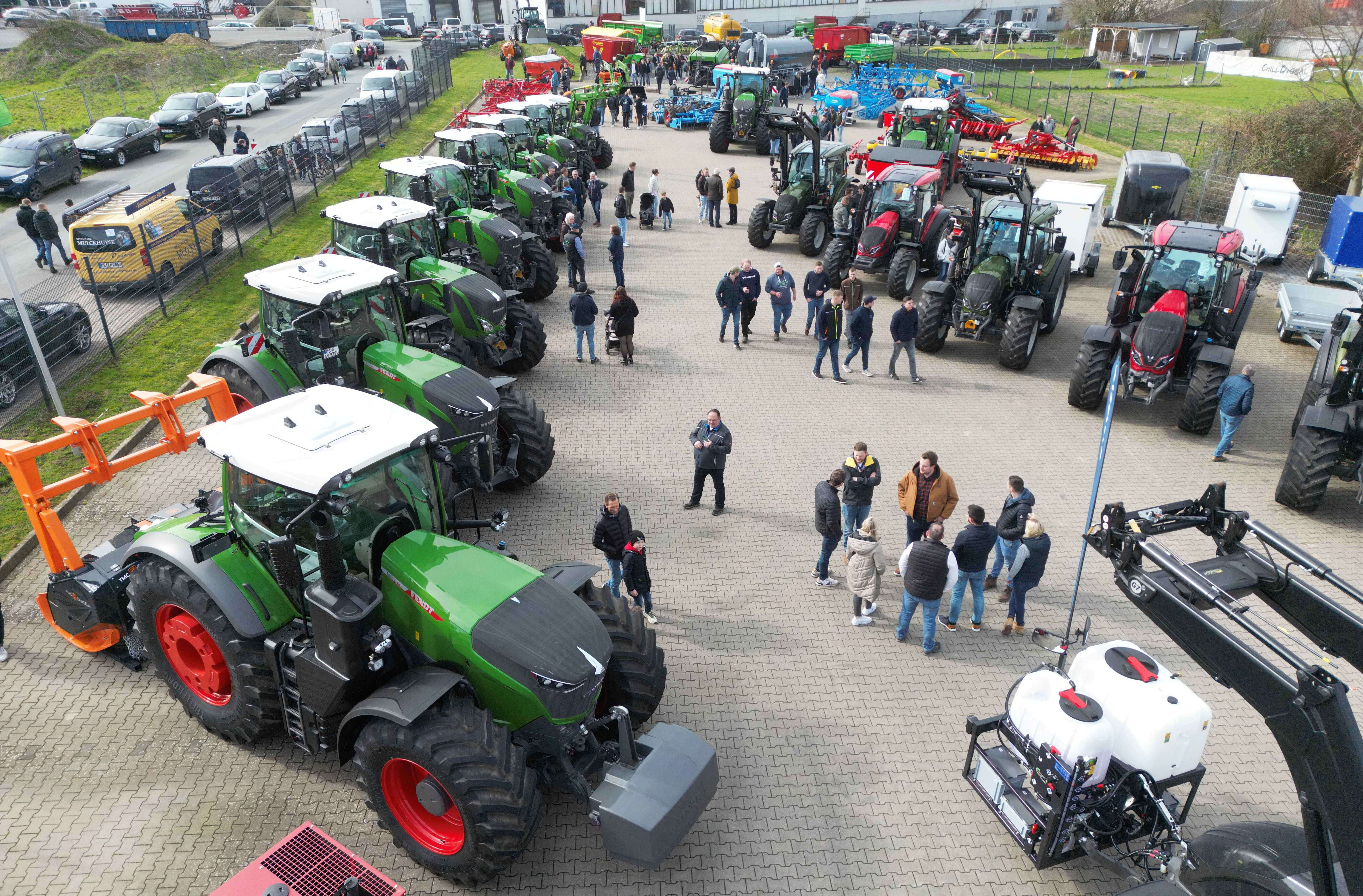 Luftaufnahme einer Ausstellung mit großen Traktoren und landwirtschaftlichen Maschinen