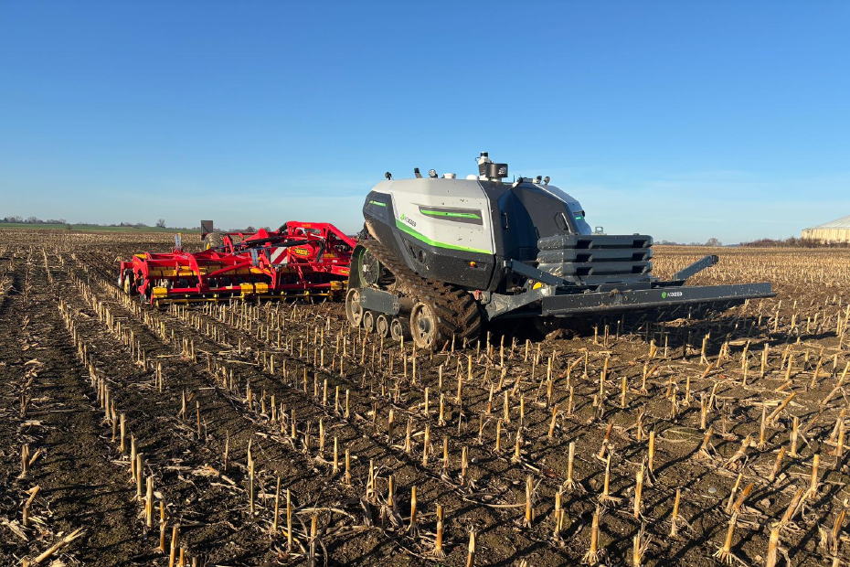 AgXeed Agbot zieht Bodenbearbeitungsgerät über abgeerntetes Maisstoppelfeld