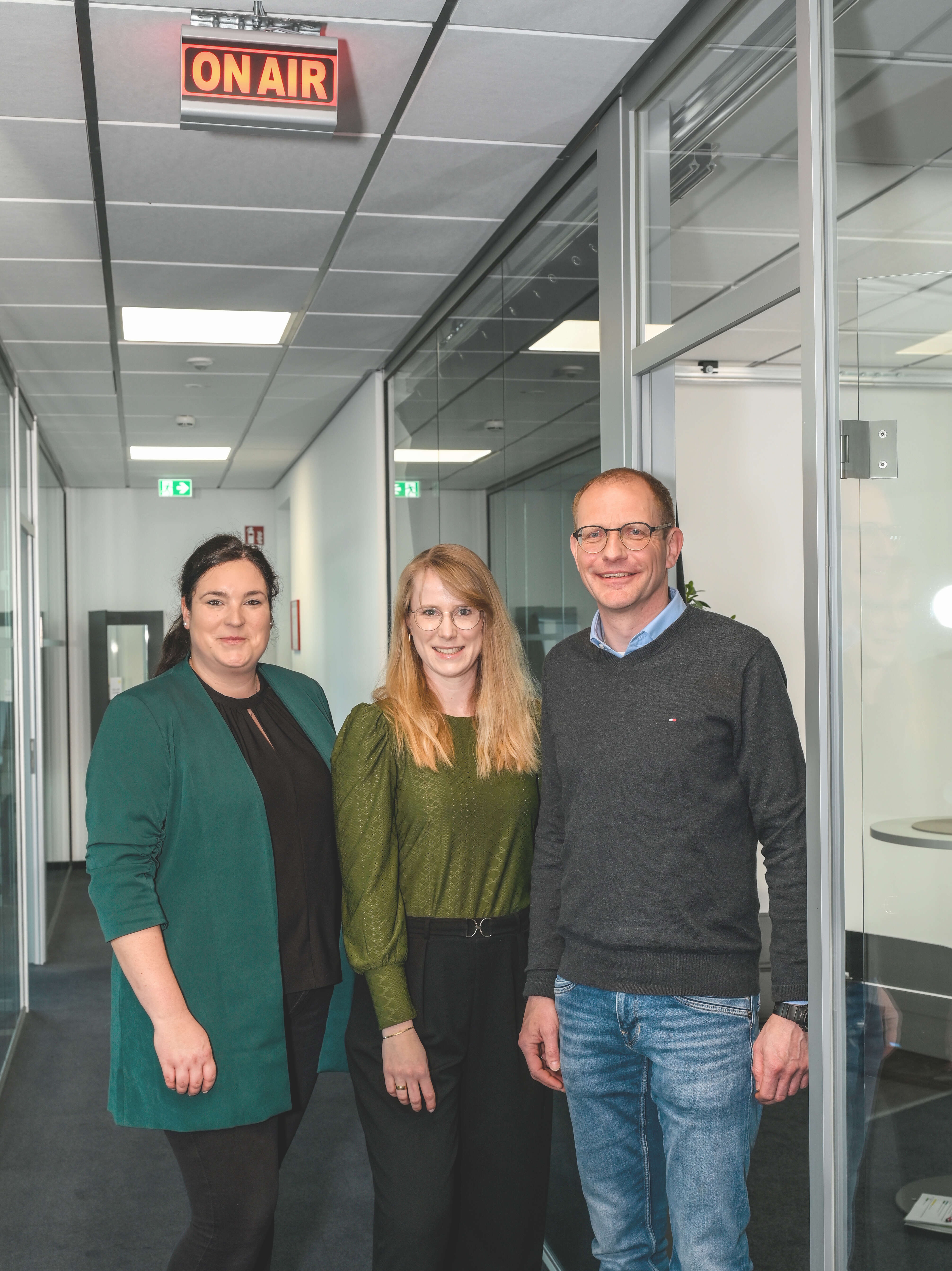 Franziska Wojewski und Martin Melcher mit Podcast-Moderatorin Janna Riering.