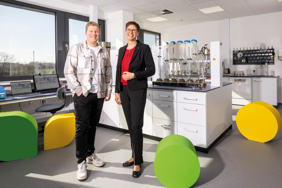 Zwei AGRAVIS-Mitarbeitende im Labor in Nottuln